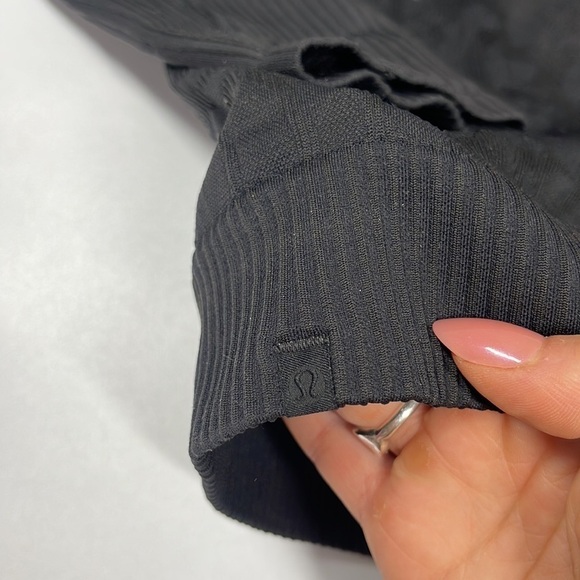 Lululemon Women's Black Long Sleeve 1/4 Zip Mock Neck Pullover Top Size 4? - Picture 5 of 8